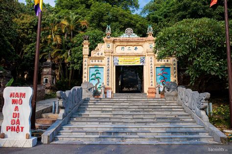 Xutrêm Temple Ruins: Bí ẩn lịch sử cổ đại và vẻ đẹp hoang sơ của thiên nhiên!