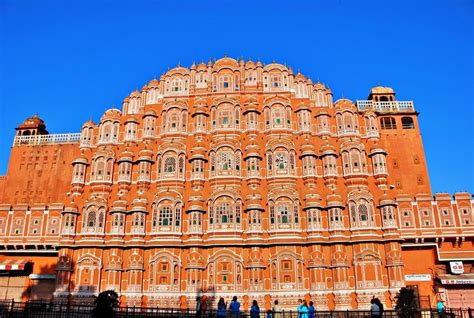  Hawa Mahal: Cung điện Gió và Di sản kiến trúc Mughal tráng lệ!