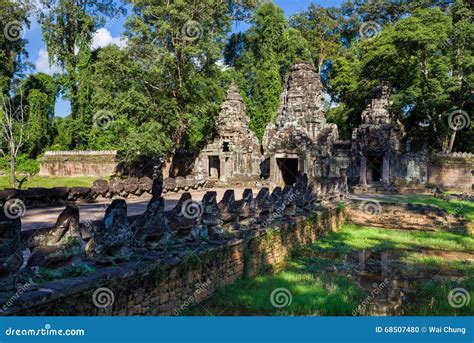  Linh Sơn Quan: Cánh cổng cổ kính dẫn đến lịch sử và thiên nhiên hùng vĩ!