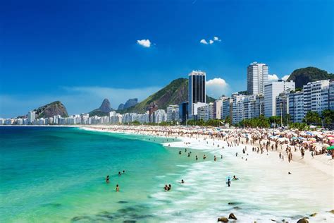 Praia de Copacabana: Một Thiên Đường Bờ Biển Nổi Tiếng với Cát Trắng và Những Dòng Sóng Xanh Rạng Rỡ!