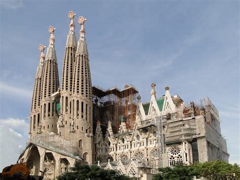 Nhà thờ Sagrada Família: Một Kiệt Tác Kiến Trúc Gây Sững Sờ Và Lịch Sử Tín Ngưỡng!