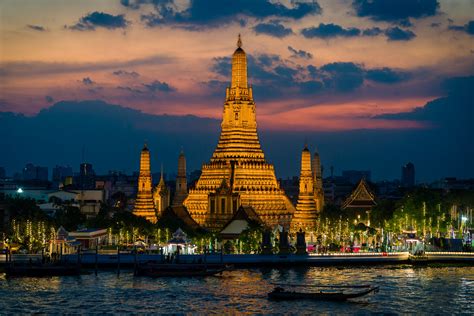 Wat Arun Ratchawararam Ratchawaramahawihan: Đền Bình Minh – Một Kiệt Tác Kiến Trúc Gần Bờ Biển Chao Phraya!